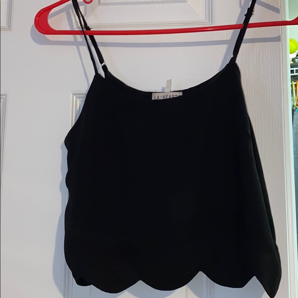 Black scallop cropped tank top